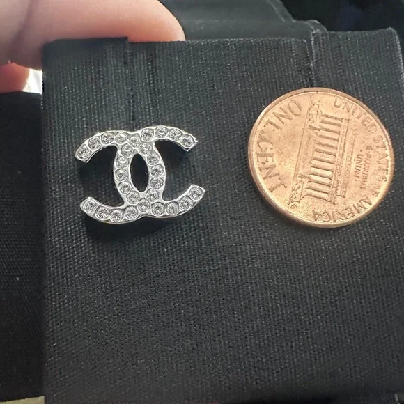 CHANEL Silver Crystal CC stud earrings - Picture 6 of 6